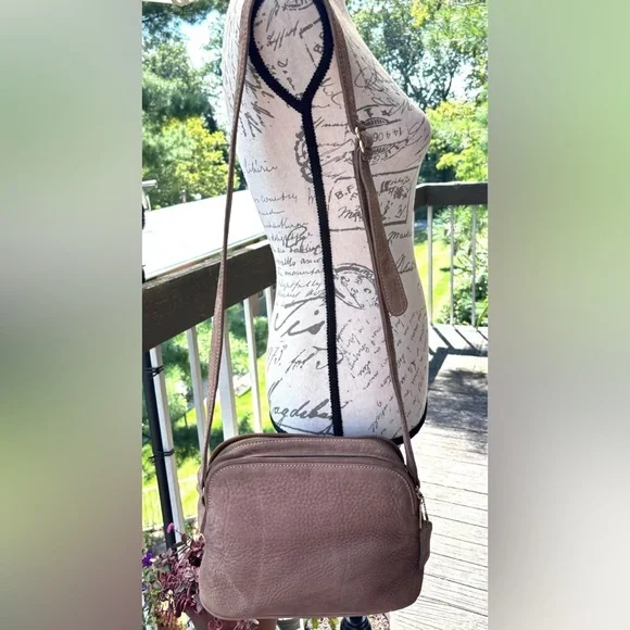 Vintage/Rare Coach Nubuck Leather Bag
Style: #494
Soft Taupe
Excellent Condition - Picture 6 of 11